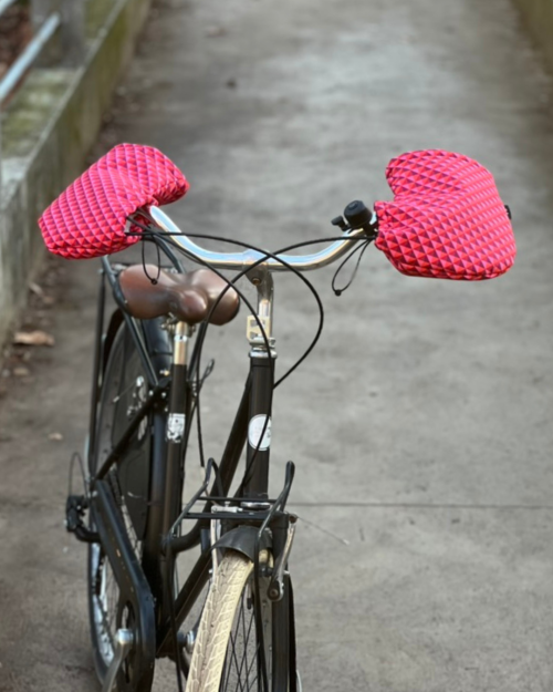 Mittske_Handwarmers_Ruby_Pink_Triangles_01